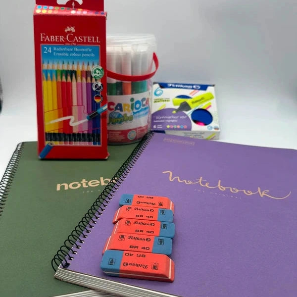 Lotto Scuola Cancelleria – 2 Notebook + 50 Pennarelli Carioca + 22 Pastelli Faber-Castell + Gomme ed Evidenziatori Pelikan
