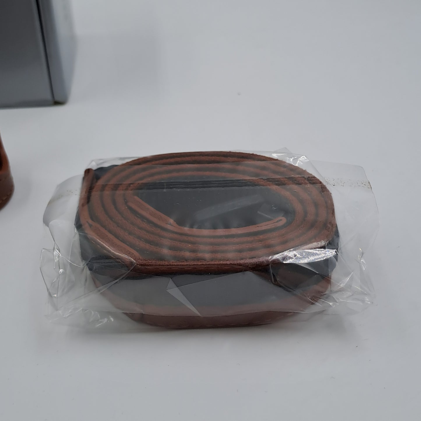 MegaGear Cover in Pelle per Fotocamera con Cinturino – Custodia Protettiva Marrone