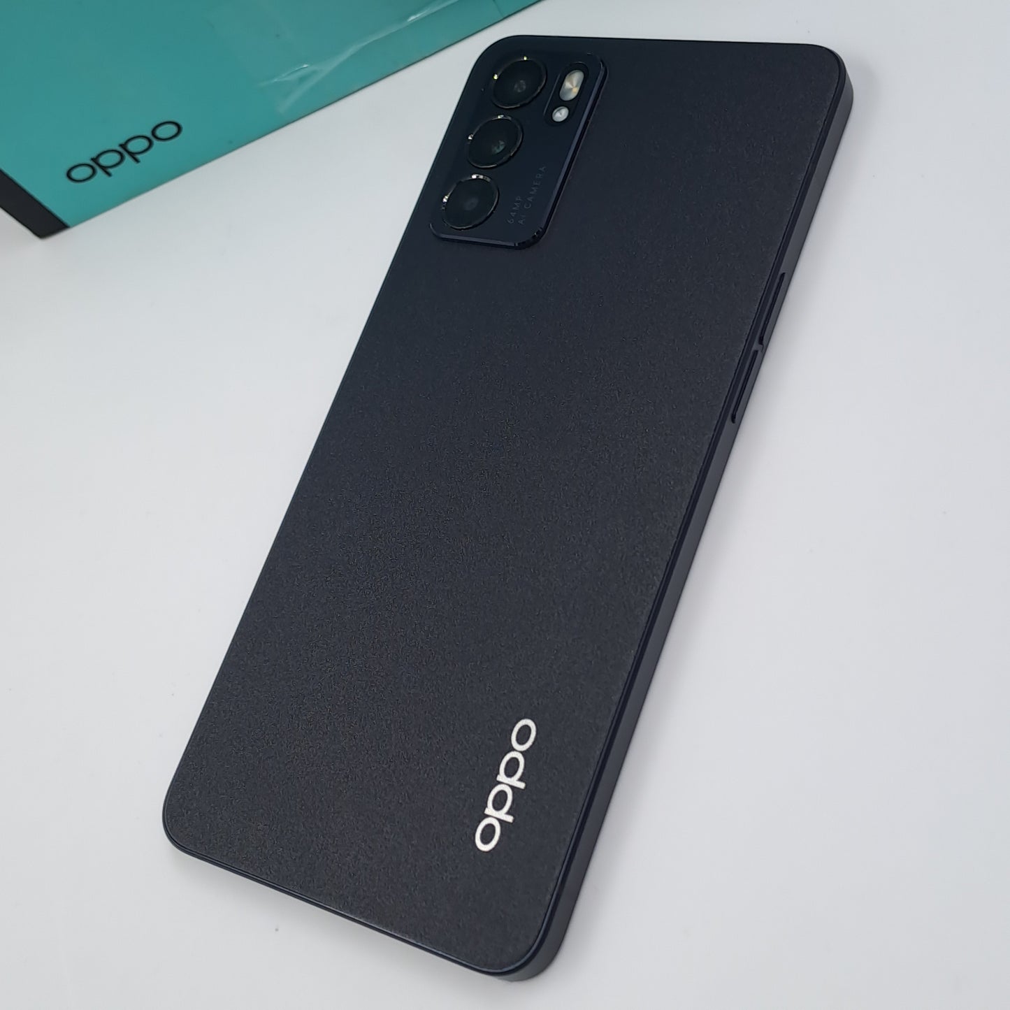 OPPO Reno6 5G – 8GB RAM 128GB Memoria