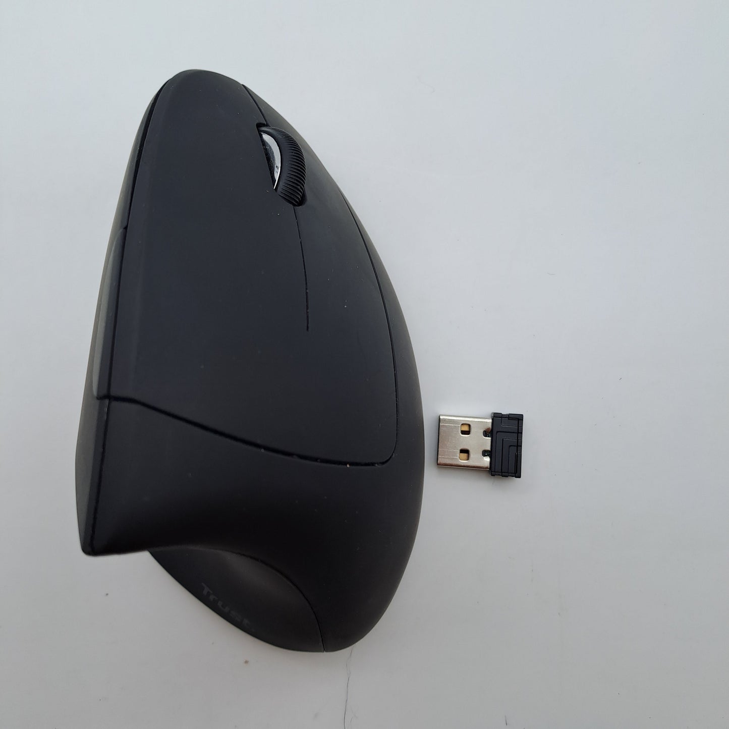 Trust Verto Mouse Verticale Wireless Ergonomico Nero con Ricevitore USB