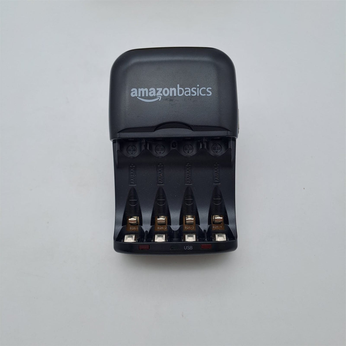 Amazon Basics Caricabatterie USB per Batterie Ni-MH AA/AAA – Nero