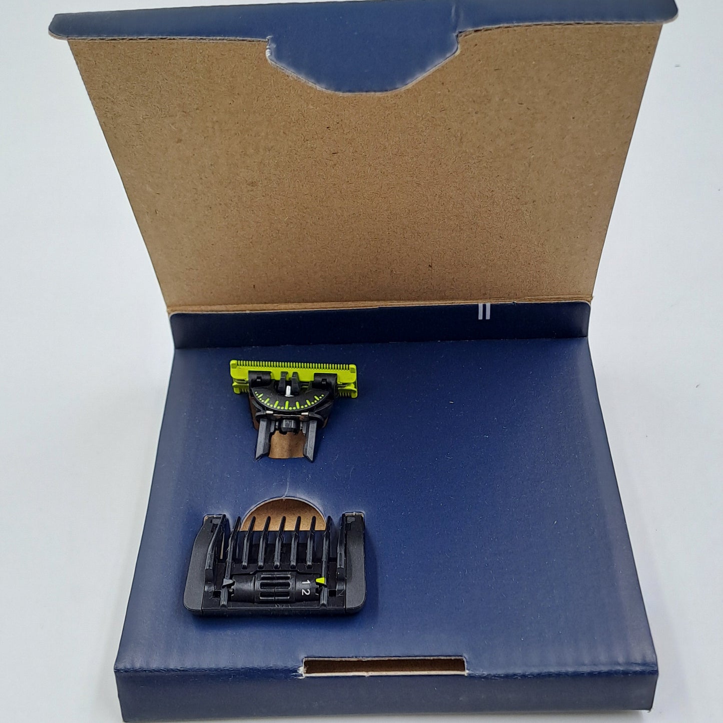 Philips OneBlade  – Rasoio Elettrico 3-in-1 Rifinisce, Regola e Rade