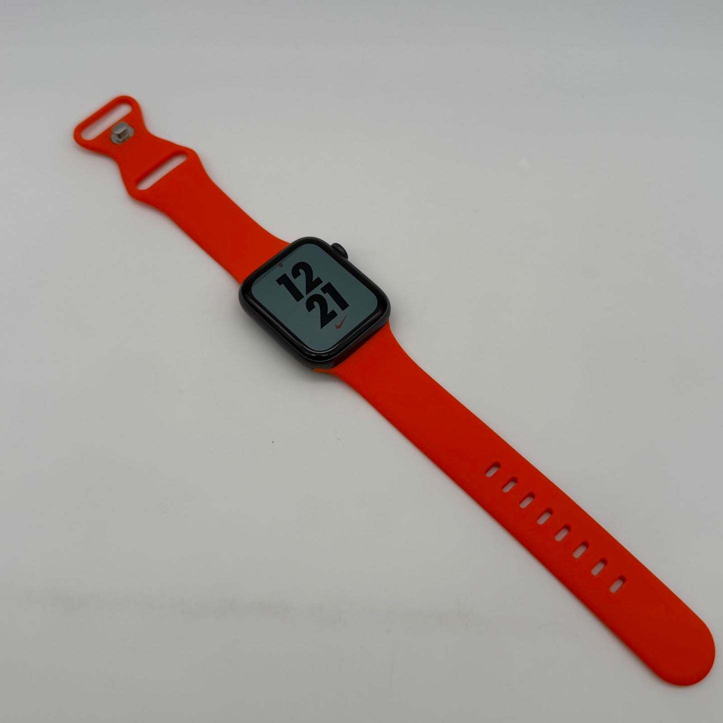 Apple Watch Series 5 Nike 44mm GPS + Cellular Aluminum Case