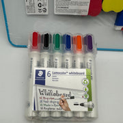 Lavagna Bianca con Set 6 Pennarelli Staedtler Lumocolor e Accessori